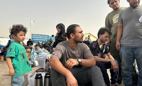 Des Afghans récemment arrivés d'Iran se rassemblent au poste frontière d'Islam Qala.